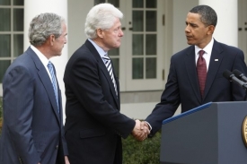 Bývalí státníci: Obama si podává ruku s Clintonem a Bushem.