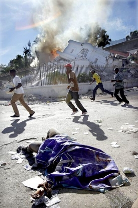 Členové gangů chtějí v Port-au-Prince využít chaosu po zemětřesení.
