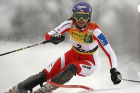 Šárka Záhrobská na trati prvního kola slalomu v Mariboru.