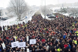 Protesty před výrobní halou saabu ve švédském Trollhattanu.