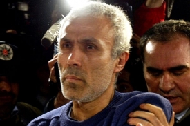 Atentátník Ali Akca vyšel v Turecku z vězení.