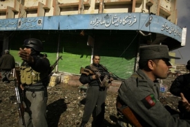Příslušníci afghánských bezpečnostních sil po útoku Talibanu v Kábulu.