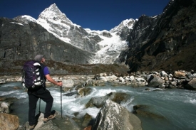 Turista si prohlíží himálajské hory pokryté ledovcem.