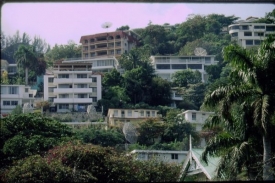 Předměstí Petionville, kde žije haitská elita, přežilo zemětřesení.