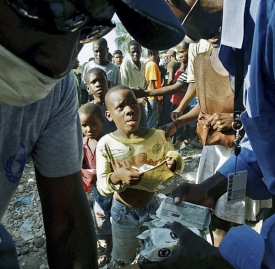Rozdávání pomoci na Haiti je šest dnů po zemětřesení stále sporadické.