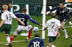 Henry (č. 12) přihrává na gól Francie. Chvilku před tím hrál rukou.