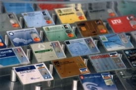 Češi více používají platební karty