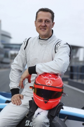 Michael Schumacher v bílém.