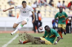 Mužstvo Mali (v zeleném) protestuje proti remíze Alžírska s Angolou.
