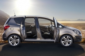 Opel Meriva se soupeřům vymyká netradičně otevíranými dveřmi.