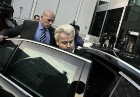 Wilders odjíždí od soudu.