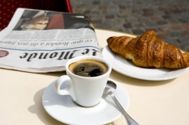 Snídaně v Paříži: loupák a káva.