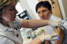 Ministryně Jurásková se nechala očkovat proti prasečí chřipce.