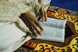 Studium Koránu. O tom, co mají mít dívky na sobě, v něm není ani slovo