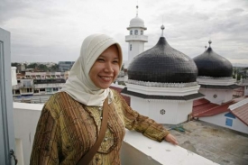 Předpisy odívání se v muslimských zemích liší. Před mešitou v Acehu.
