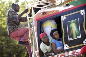 Haiťané prchají z hlavního města před hladem...
