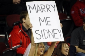Sidney Crosby si na nedostatek nabídek k sňatku nemůže stěžovat.