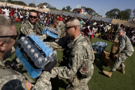 Američtí vojáci pomáhají obětem zemětřesení na Haiti.