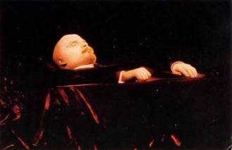 Leninovo nabalzamované tělo v mauzoleu.