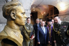 Expozici památníku zahájil ministr obrany Martin Barták.