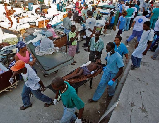 Improvizovaná nemocnice na ulicích Port-au-Prince.