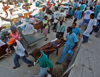 Improvizovaná nemocnice na ulicích Port-au-Prince.