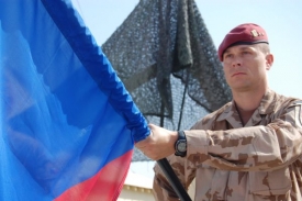 Čeští vojáci zatím na Haiti nepoletí, spíš by záchranu komplikovali.
