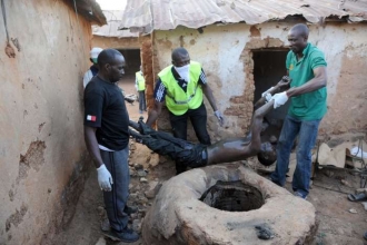 Vytahování mrtvoly muže utopeného ve studni v Kuru Karamě.
