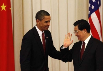 Výška o velikosti nerozhoduje. Prezidenti USA a Číny v Pekingu.