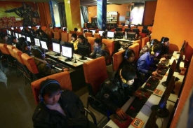 Internetová kavárna v Číně.