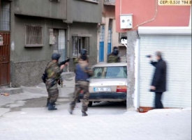 Zásah proti údajným členům al-Kajdy v jihovýchodním Turecku.