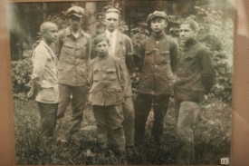 Pozdější nacionalista Bandera (vpředu uprostřed) v šesté třídě.