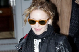 Zpěvačka Kylie Minogue si vyrazila do města lehce neupravená.