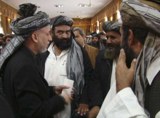 Karzáí s lokálními vůdci v provincii Hílman.