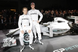 Michael Schumacher za Nicem Rosbergem, ale jen na této fotografii.