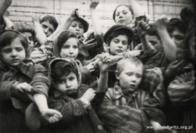 Děti v Osvětimi po příjezdu Rudé armády.