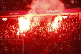 Fanoušci Manchesteru City a United řádili ve vzájemném derby.