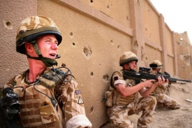 Britští vojáci v jihoirácké Basře.