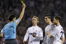 Cristiano Ronaldo dostává žlutou kartu od rozhodčího