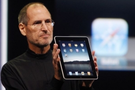 Steve Jobs s revolučním tabletem iPad.