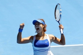Li Na slaví postup do semifinále Australian Open.
