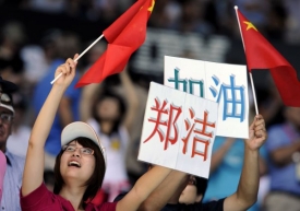 Čínští fanoušci v aréně Roda Lavera.
