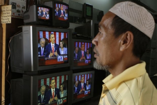 Obama na televizních obrazovkách ve filipínské Manile.