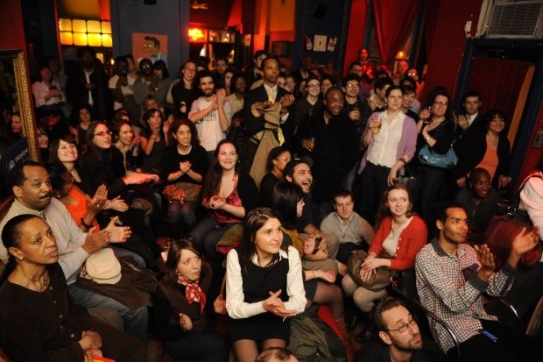Obyvatelé newyorského Brooklynu sledují projev v jednom z barů.