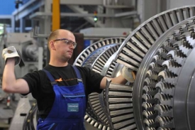 Pracovník továrny Siemensu v německém Goerlitzu.