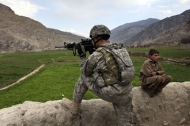 Zahraniční vojáci by v Afghánistánu prý mohli být ještě za 10 let.