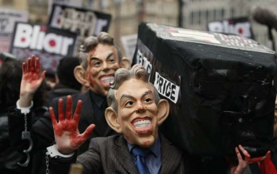 Kravavé Blairovy ruce. Demonstranti v ulicích Londýna.