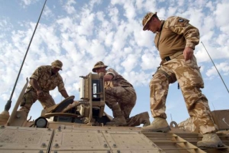 Britští vojáci na jihu Iráku (2008).