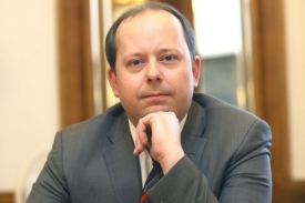 Podle Ratha řídí ministerstvo i ministryni Marek Šnajdr.