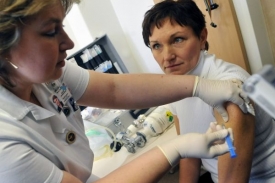 Ministryně Jurásková se nechala očkovat sama.